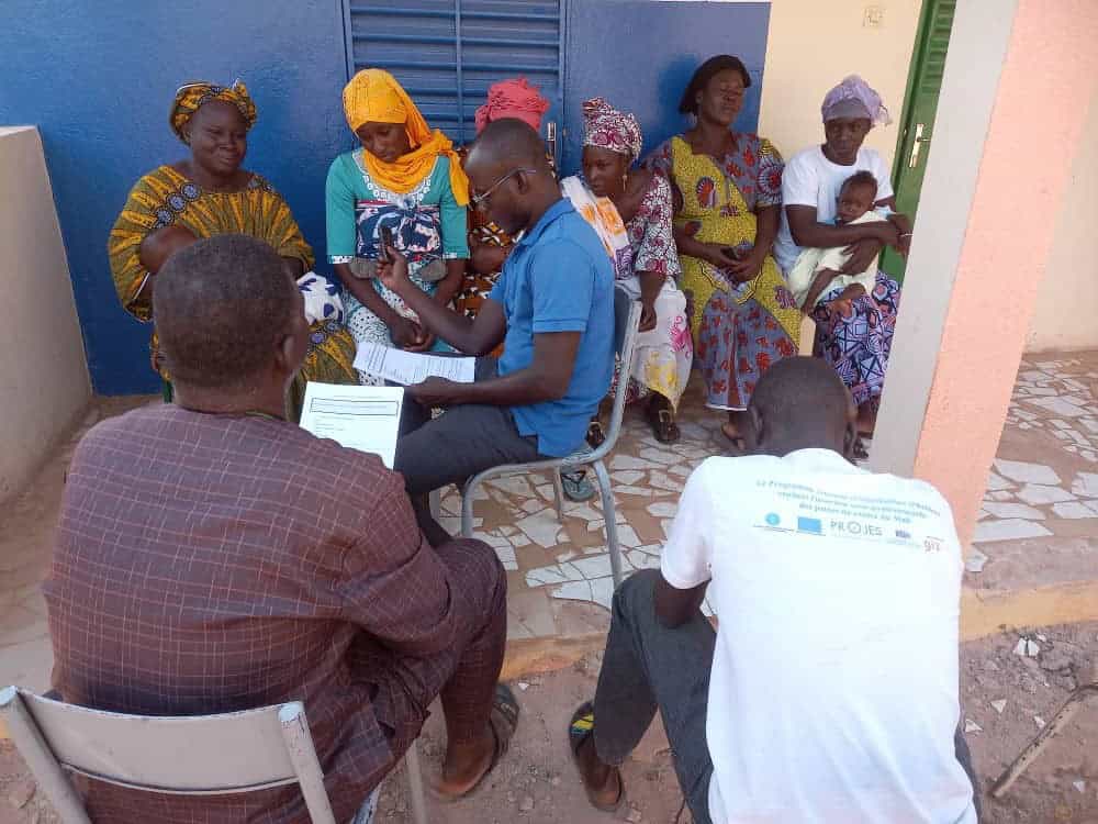 A Mali Learning Hub team member conducts a focus group with mothers of young children.