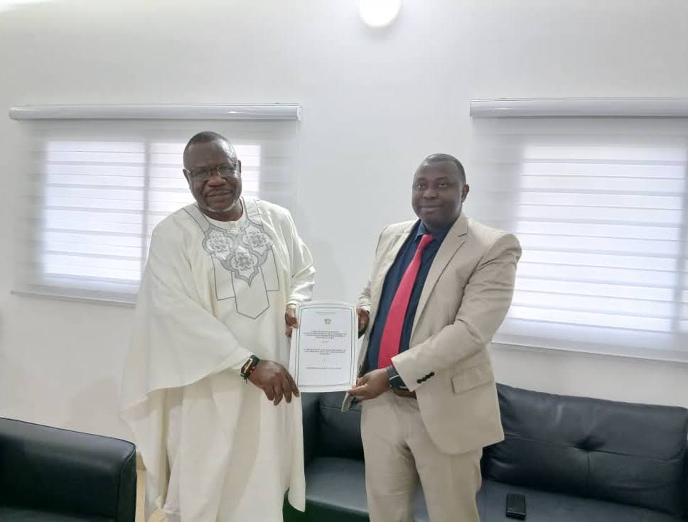 Moustapha Sangar&eacute;, Chief of Staff representing MENAET, and Ferdinand Leammayon Beblai, Country Director of World Education C&ocirc;te d'Ivoire, sign the agreement. Credit: Yaha Genevieve Etien/JSI
